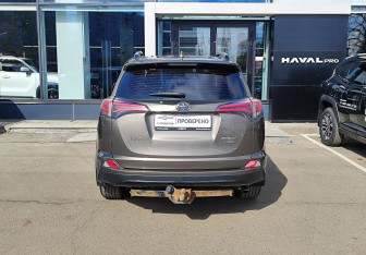 Подержанный автомобиль Toyota RAV4 2017 года (6 фото)