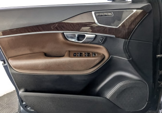 Подержанный автомобиль Volvo XC90 2018 года (19 фото)