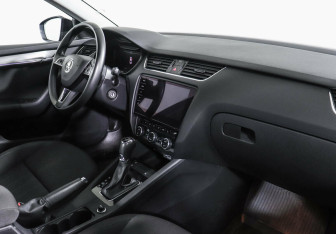 Подержанный автомобиль Skoda Octavia Liftback 2019 года (5 фото)