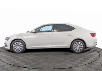 Подержанный автомобиль Skoda Superb Liftback 2021 года (8 фото)