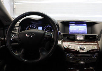 Подержанный автомобиль Infiniti Q70 2014 года (8 фото)
