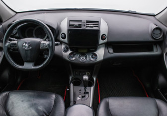 Подержанный автомобиль Toyota RAV4 2010 года (15 фото)