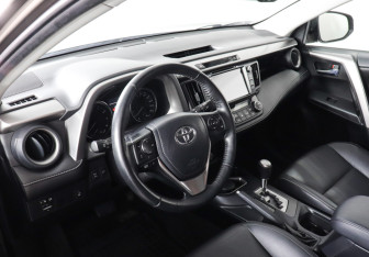 Подержанный автомобиль Toyota RAV4 2017 года (7 фото)