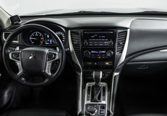 Подержанный автомобиль Mitsubishi Pajero Sport 2019 года (12 фото)