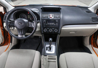 Подержанный автомобиль Subaru XV 2012 года (14 фото)