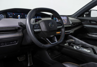 Подержанный автомобиль Changan UNI-V 2023 года (9 фото)