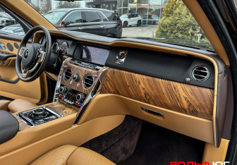 Подержанный автомобиль Rolls-Royce Cullinan 2019 года (9 фото)
