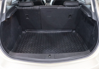 Подержанный автомобиль Opel Astra Hatchback 2011 года (23 фото)