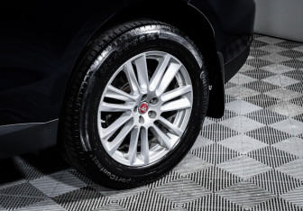 Подержанный автомобиль Jaguar F-Pace 2017 года (15 фото)