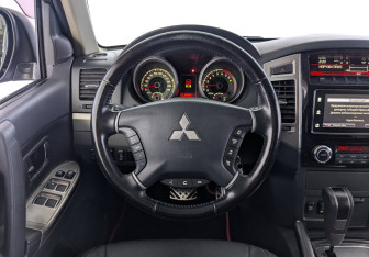 Подержанный автомобиль Mitsubishi Pajero 2017 года (26 фото)