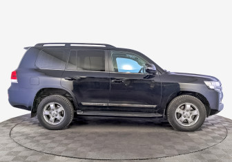 Подержанный автомобиль Toyota Land Cruiser Suv 2017 года (4 фото)