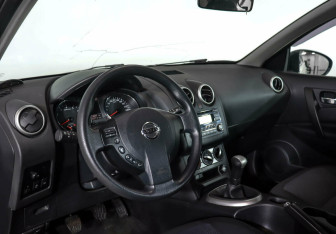 Подержанный автомобиль Nissan Qashqai 2012 года (9 фото)