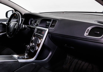 Подержанный автомобиль Volvo V60 2011 года (9 фото)