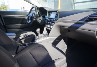Подержанный автомобиль Hyundai Elantra Sedan 2019 года (11 фото)