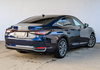 Подержанный автомобиль Lexus ES 2025 года (5 фото)