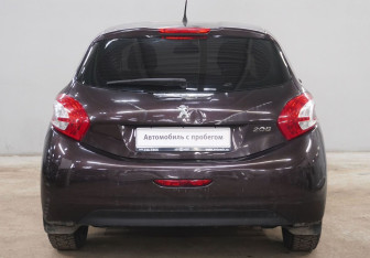 Подержанный автомобиль Peugeot 208 2013 года (6 фото)