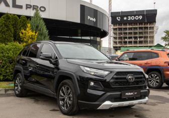Подержанный автомобиль Toyota RAV4 2024 года (2 фото)