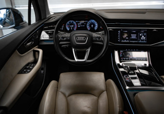Подержанный автомобиль Audi Q7 2021 года (9 фото)