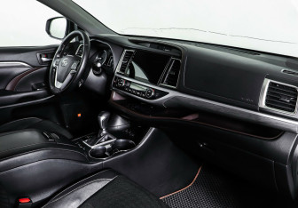 Подержанный автомобиль Toyota Highlander 2019 года (8 фото)