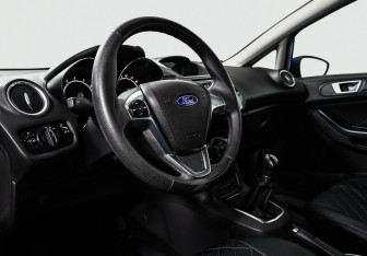 Подержанный автомобиль Ford Fiesta Sedan 2015 года (8 фото)