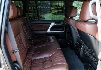 Подержанный автомобиль Toyota Land Cruiser Suv 2019 года (12 фото)