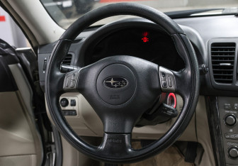Подержанный автомобиль Subaru Legacy Sedan 2004 года (17 фото)