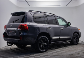 Подержанный автомобиль Toyota Land Cruiser Suv 2012 года (4 фото)
