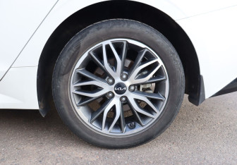 Подержанный автомобиль Kia K5 2022 года (9 фото)