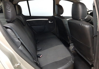 Подержанный автомобиль Renault Sandero 2010 года (20 фото)