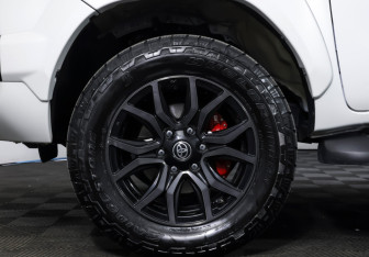 Подержанный автомобиль Toyota Hilux 2023 года (21 фото)