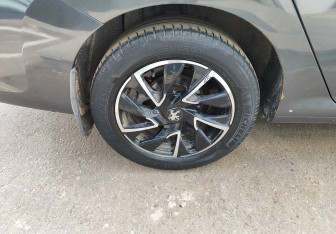 Подержанный автомобиль Peugeot 408 2014 года (12 фото)