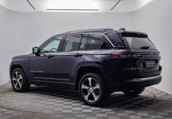 Подержанный автомобиль Jeep Grand Cherokee 2023 года (3 фото)