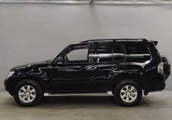 Подержанный автомобиль Mitsubishi Pajero 2013 года (8 фото)