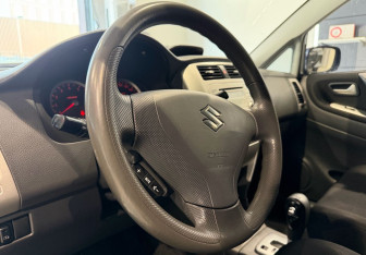 Подержанный автомобиль Suzuki Liana Wagon 2007 года (13 фото)