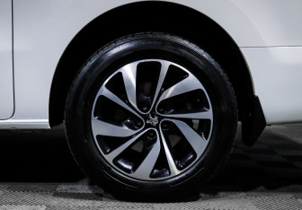 Подержанный автомобиль Peugeot Traveller 2021 года (16 фото)