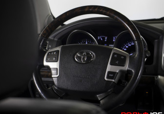 Подержанный автомобиль Toyota Land Cruiser Suv 2014 года (13 фото)