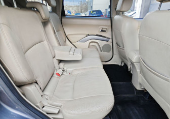 Подержанный автомобиль Citroen C-Crosser 2008 года (13 фото)