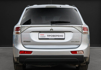 Подержанный автомобиль Mitsubishi Outlander 2012 года (5 фото)