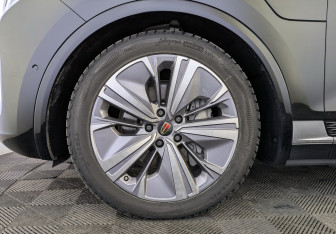 Подержанный автомобиль Hongqi E-HS9 2021 года (17 фото)