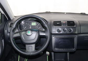 Подержанный автомобиль Skoda Fabia Hatchback 2011 года (14 фото)