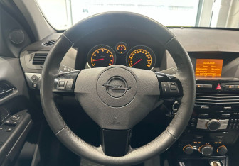 Подержанный автомобиль Opel Astra Sedan 2012 года (13 фото)