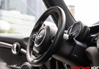 Подержанный автомобиль MINI Hatch 2015 года (13 фото)