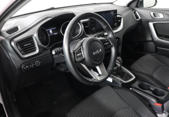 Подержанный автомобиль Kia Ceed Hatchback 2022 года (9 фото)