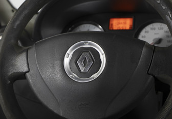 Подержанный автомобиль Renault Logan Sedan 2011 года (16 фото)