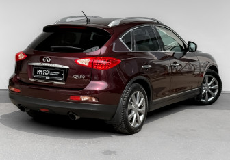 Подержанный автомобиль Infiniti QX50 2014 года (5 фото)