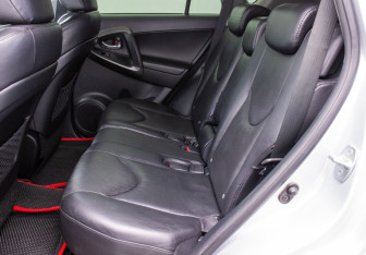 Подержанный автомобиль Toyota RAV4 2010 года (11 фото)