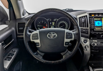 Подержанный автомобиль Toyota Land Cruiser Suv 2014 года (22 фото)