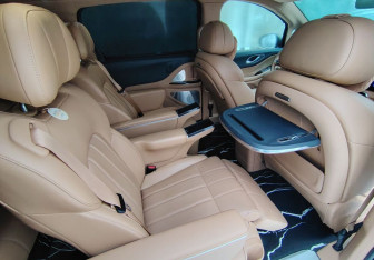 Подержанный автомобиль Voyah Dream 2024 года (13 фото)