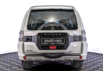 Подержанный автомобиль Mitsubishi Pajero 2015 года (6 фото)