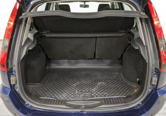 Подержанный автомобиль Ford Fusion 2005 года (10 фото)